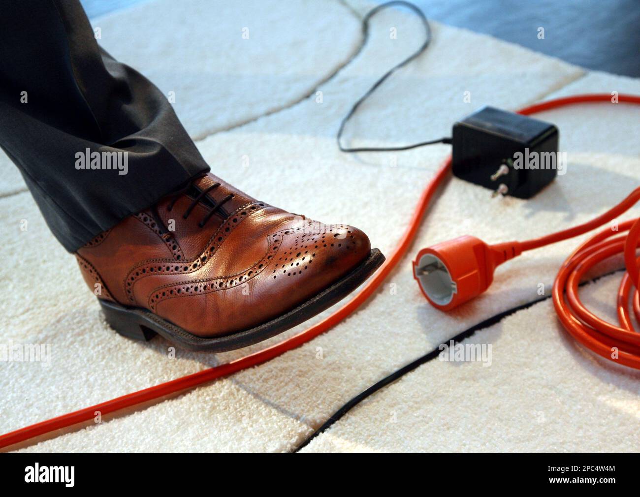 Der Designer-Teppich "Cable Carpet" der Firma inspired by cologne wird am  Dienstag, 9. Jan. 2007, in Koeln bei einem Vorschautermin zur  Internationalen Moebelmesse (15. - 21. Jan. 2007) vorgestellt. Um  Stolperfallen zu