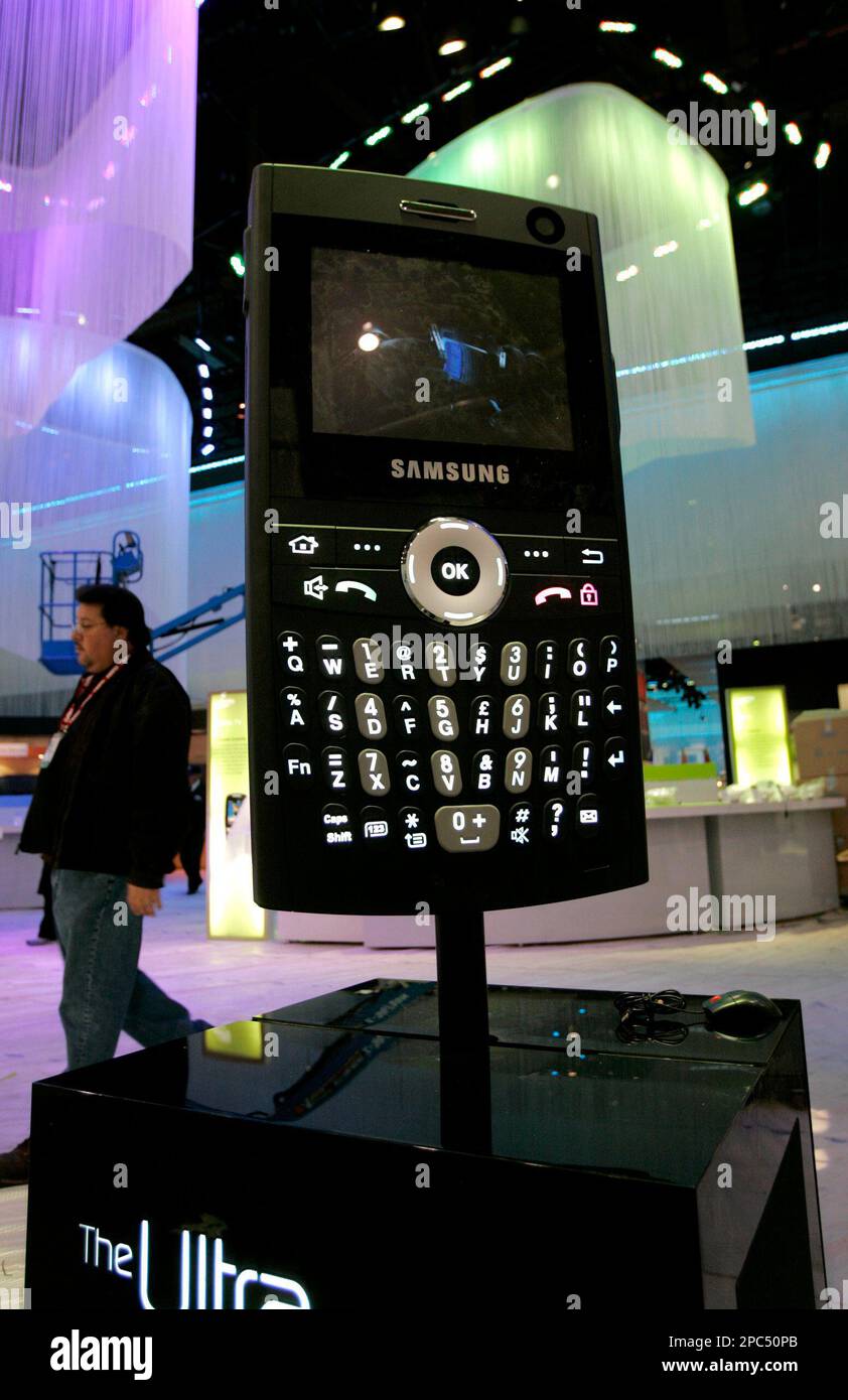 A giant model of a Samsung Blackjack smartphone is displayed at the  Consumer Electronics Show in Las Vegas on Sunday, Jan. 7, 2007. (AP  Photo/Jae C. Hong Stock Photo - Alamy