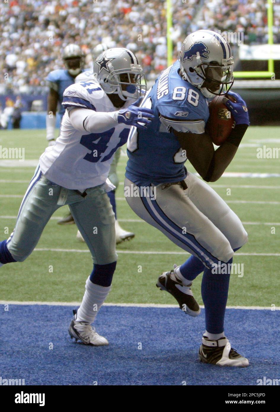 Detroit Lions wide receiver Mike Williams (88) pulls in a 21-yard pass for  a touchdown in the fourth quarter as Dallas Cowboys cornerback Terence  Newman (41) defends in an NFL football game