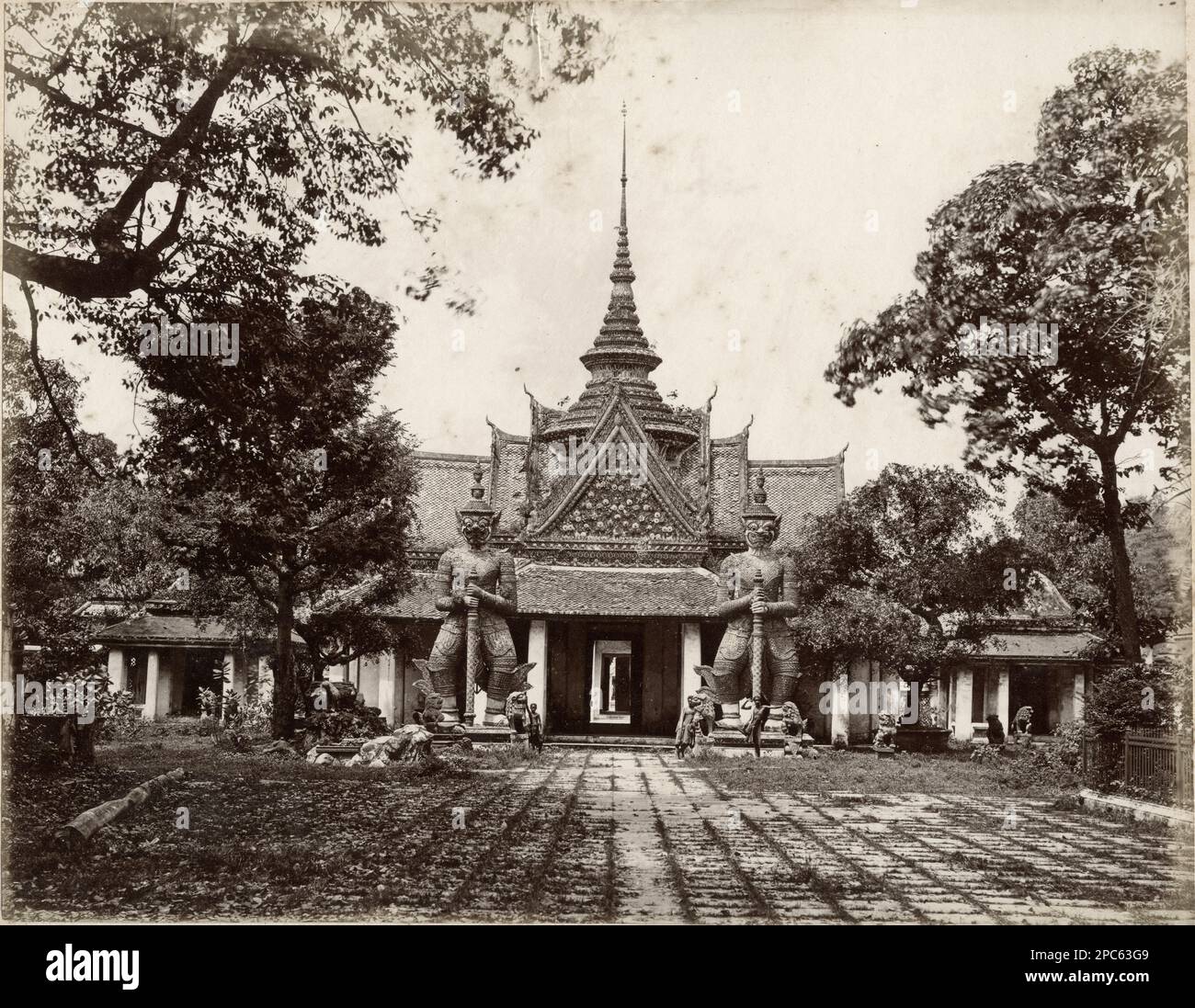 Vintage 19th c. photo: Thailand, Siam, Bangkok Wat Po temple Stock Photo