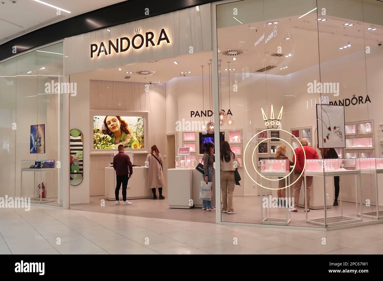 Nis, Serbia 05.03.2023 Pandora store in Delta shopping mall Stock Photo -  Alamy