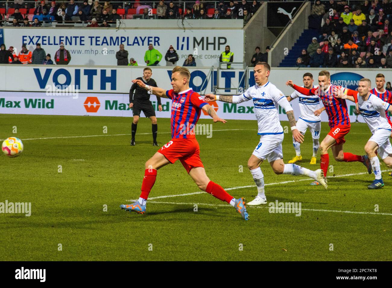 Lennard MALONEY (1.FC Heidenheim) left, in a duel with Philip TIETZ (Darmstadt 98) Stock Photo