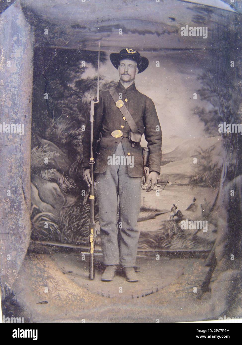 Unidentified soldier in Union uniform and infantry slouch hat with