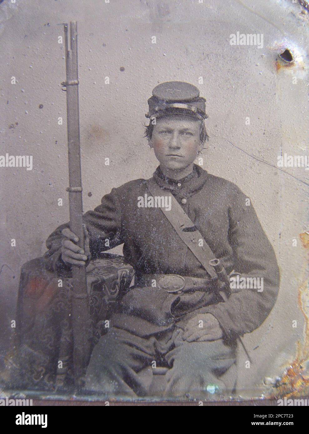 Unidentified young soldier in Union - Unidentified Young Soldier In Union Uniform With Musket And Bayonet In Scabbard United States Army People 1860 1870 Soldiers Union 1860 1870 Military Uniforms Union 1860 1870 Rifles 1860 1870 Bayonets 1860 1870 Youth 1860 1870 United States History Civil War 1861 1865 Military Personnel Union 2PC7T23 