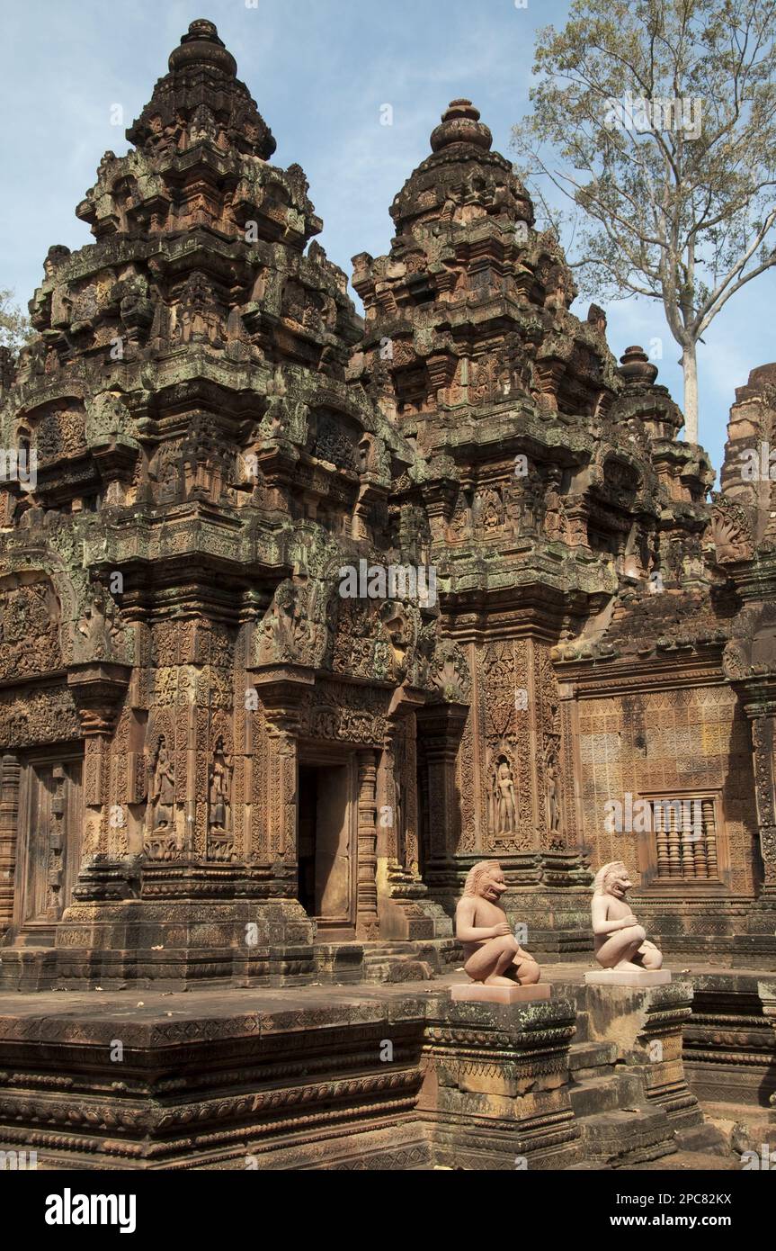 Sculptures of deity guards at the Khmer Hindu Temple, Banteay Srei, Angkor, Siem Riep, Cambodia Stock Photo