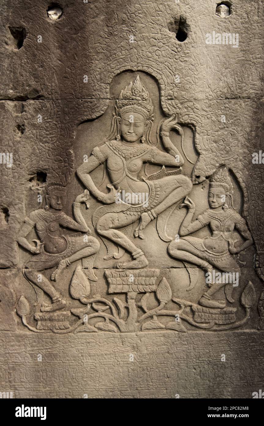 Bas-relief of Apsaras (dancing girls) in Khmer tem Bayon, Angkor Thom, Siem Riep, Cambodia Stock Photo