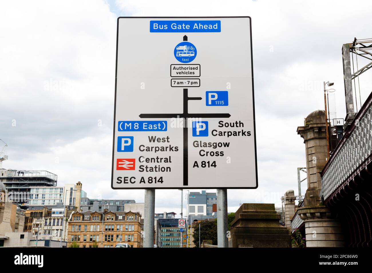 Directions sign warning of the Bus Gate Ahead on Hope Street, King George V Bridge, Glasgow, Scotland, UK, Europe Stock Photo