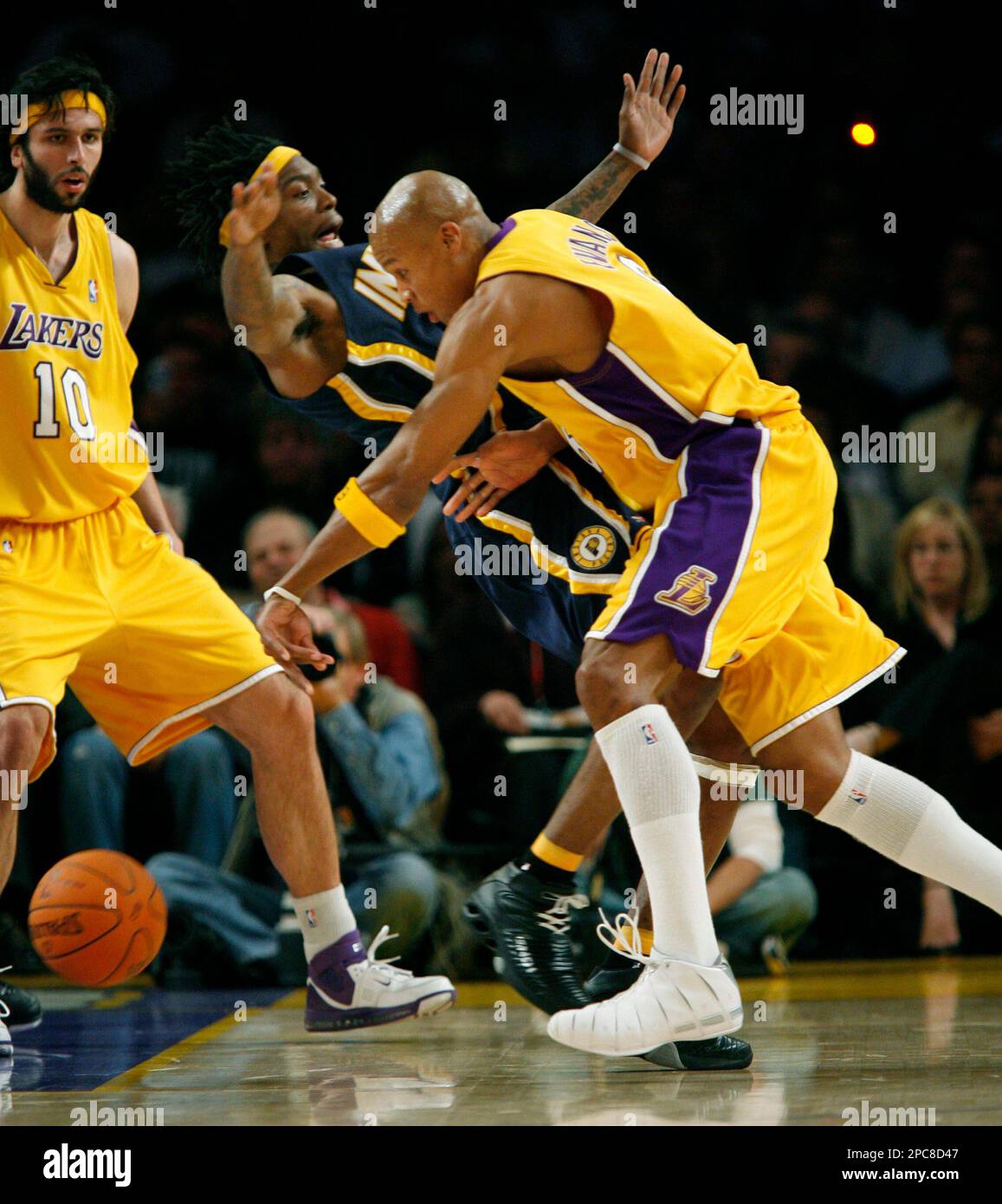 Los Angeles Lakers guard Maurice Evans, right, commits an offensive ...