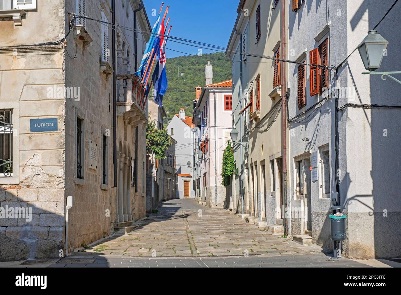 Alley with old houses in the historic centre of the town Cres on the island Cherso, Kvarner Bay, Primorje-Gorski Kotar County, Croatia Stock Photo