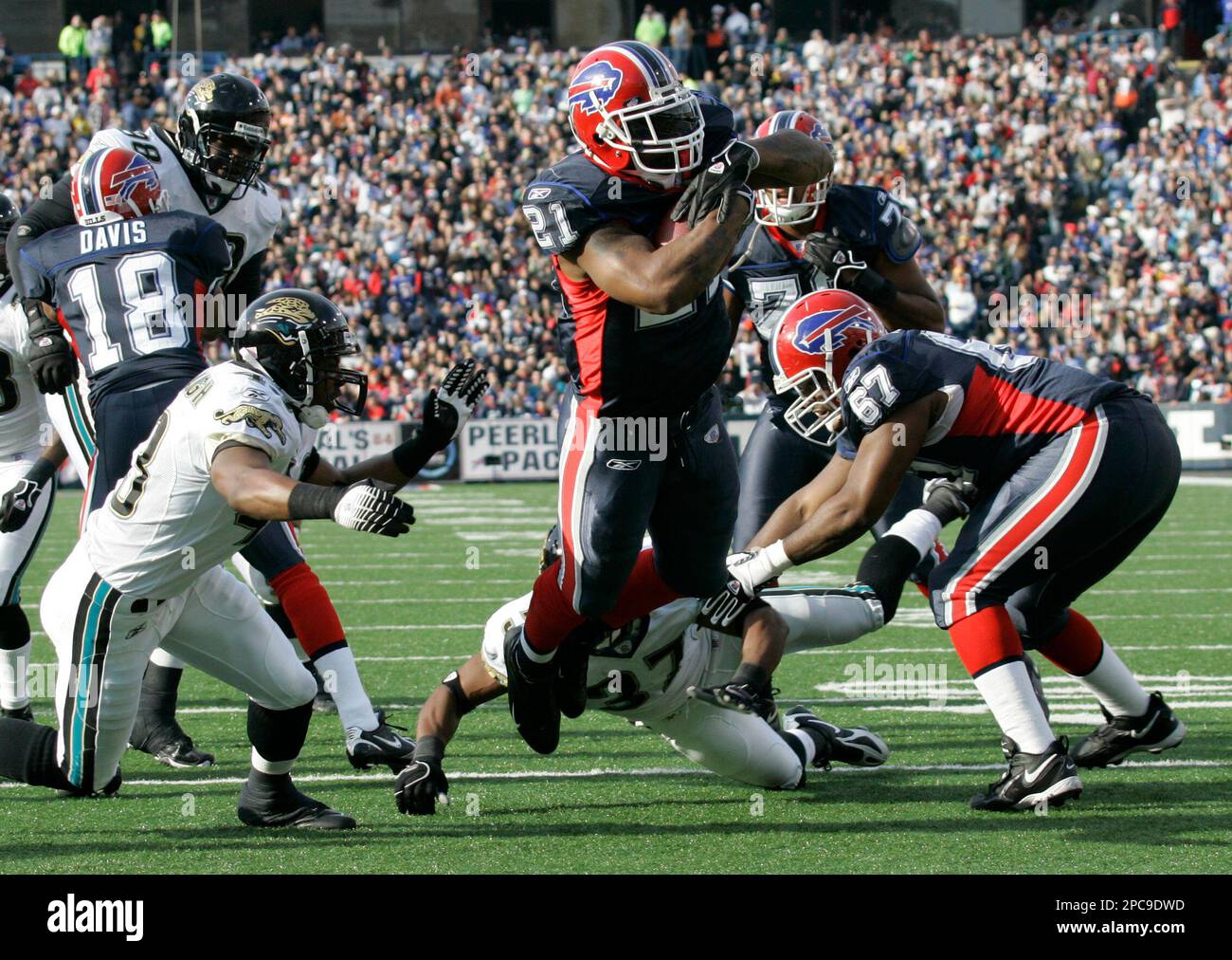 Buffalo Bills Willis McGahee (21) stiff arms New York Jets Bryan