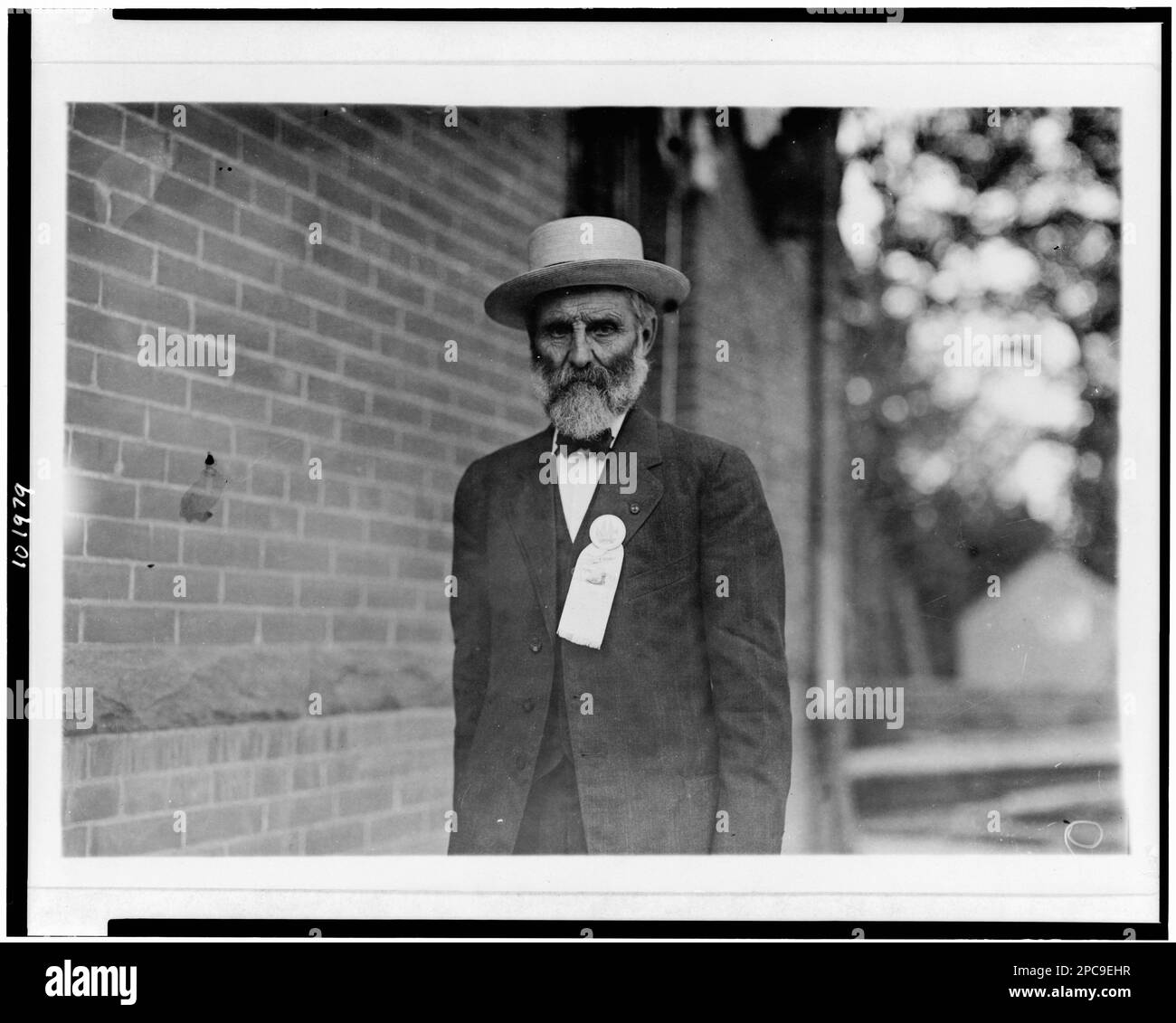 W.C. Round, Confederate veteran, half-length portrait, standing, facing slightly left, wearing badge during celebration at Bull Run. J158465 U.S. Copyright Office, Copyright by American Press Association. Round, W. C, Bull Run, 1st Battle of, Va, 1861, United States, History, Civil War, 1861-1865, Veterans, Confederate. Stock Photo