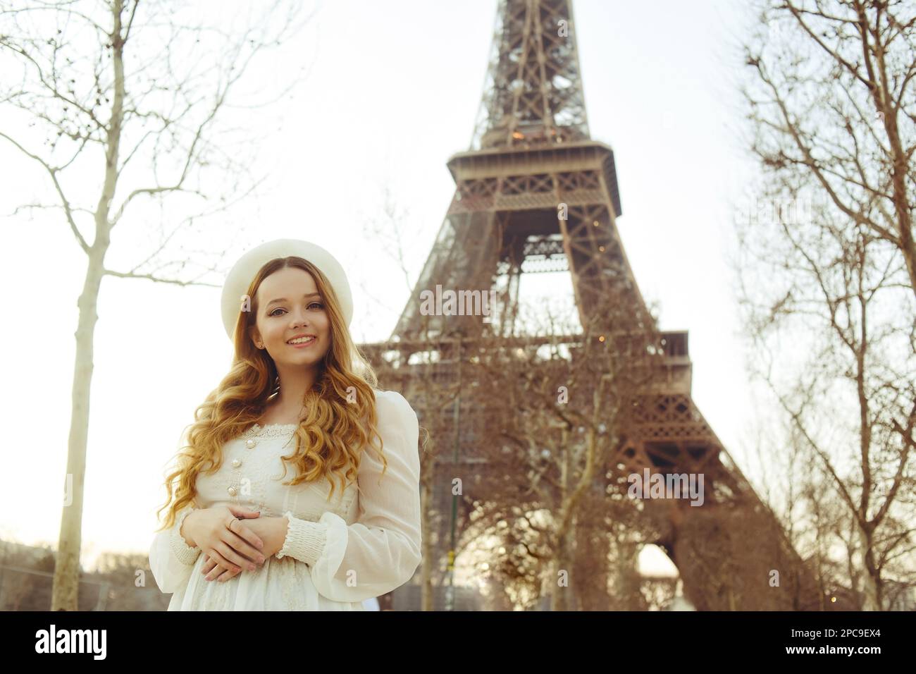 Woman beret paris hi-res stock photography and images - Alamy