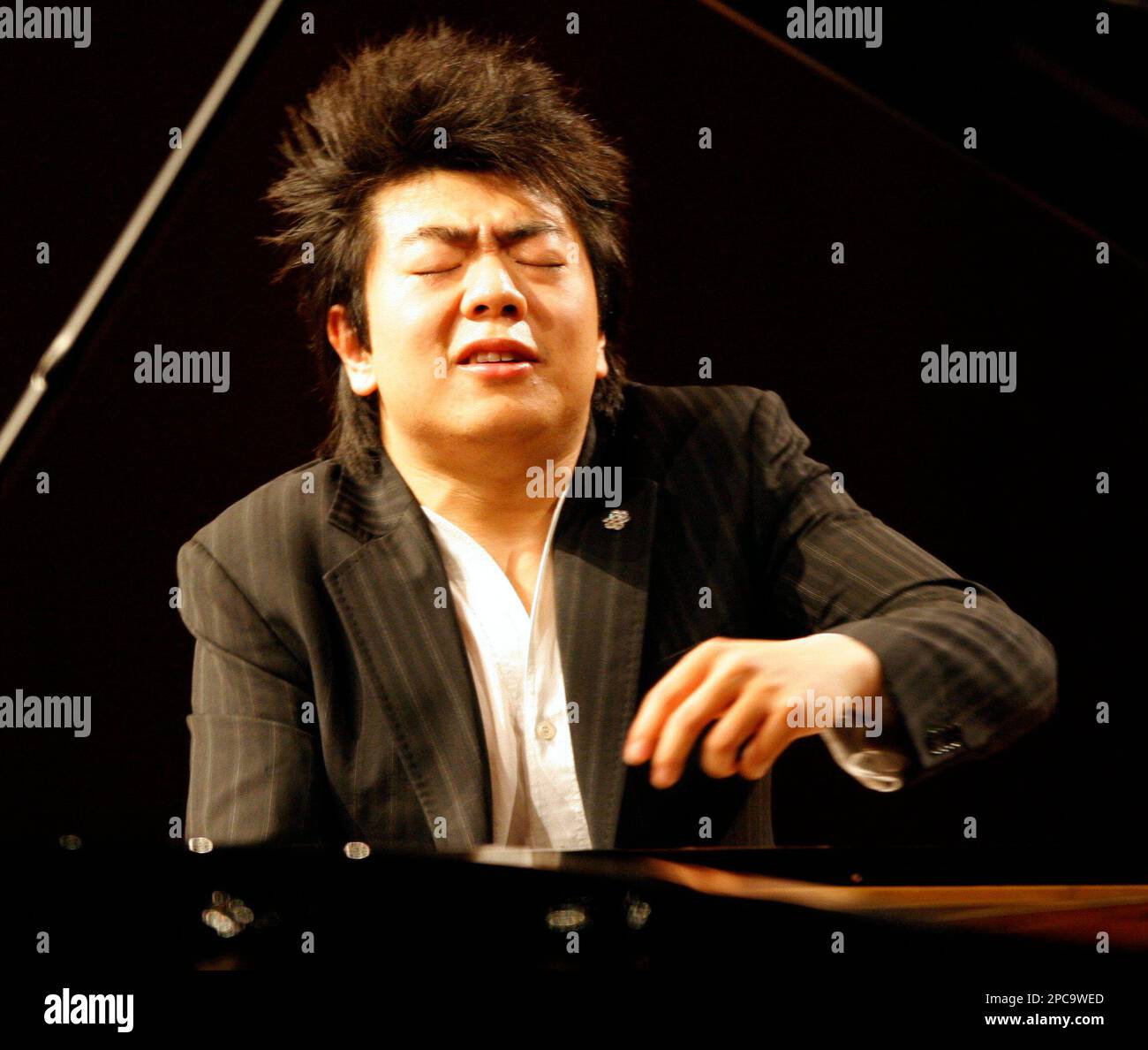 Chinese pianist Lang Lang performs during his concert at the Lucerne  Festival Piano, Wednesday, November 22, 2006, in Lucerne, Switzerland.  (KEYSTONE/Urs Flueeler Stock Photo - Alamy