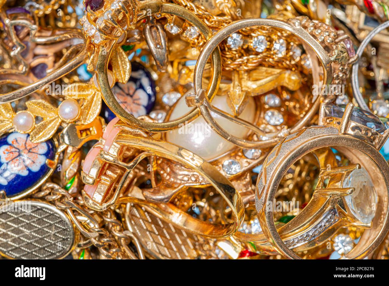 Brooch jewelry hi-res stock photography and images - Alamy