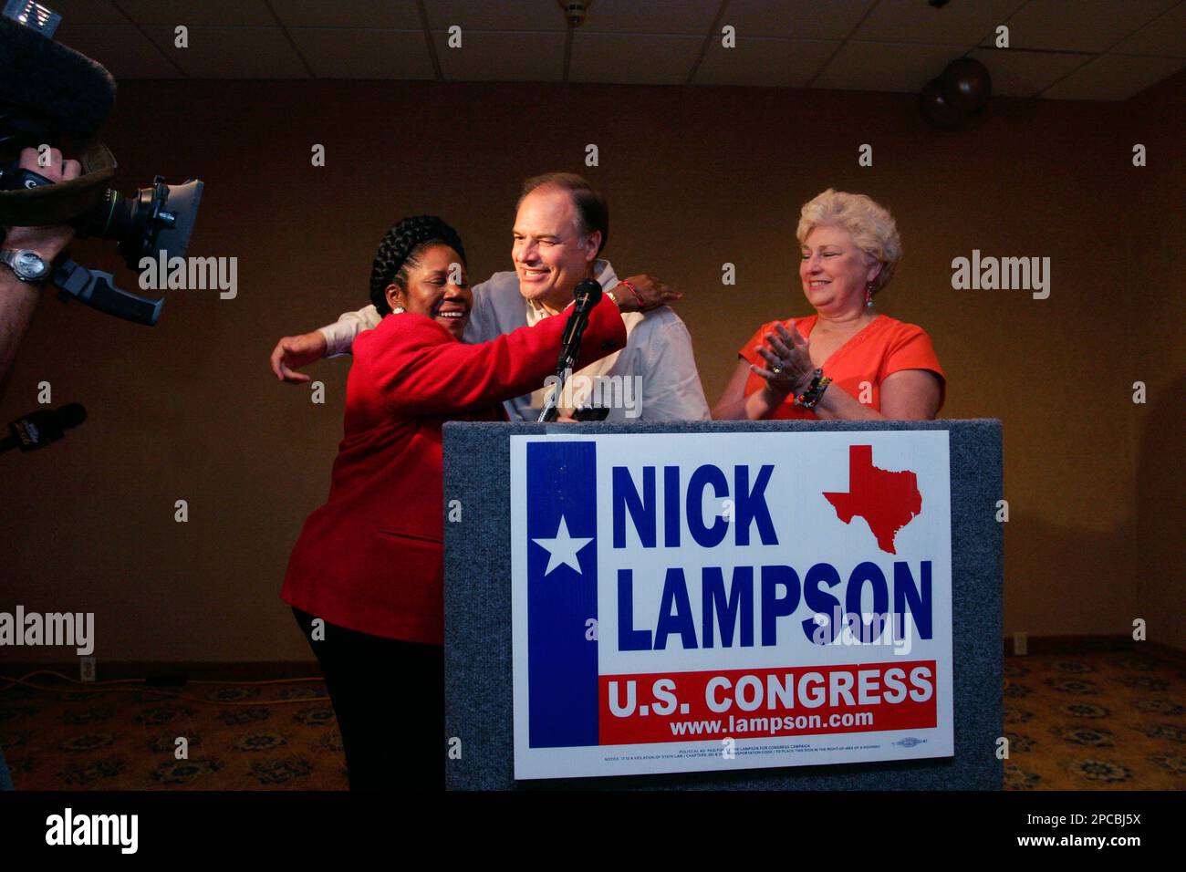 Rep. Sheila Jackson Lee, D- Texas, left, congratulates Democrat Nick  Lampson, center, with wife Susan, right, after he declared victory in  Houston Tuesday, November 7, 2006. (AP Photo / Michael Stravato Stock Photo  - Alamy