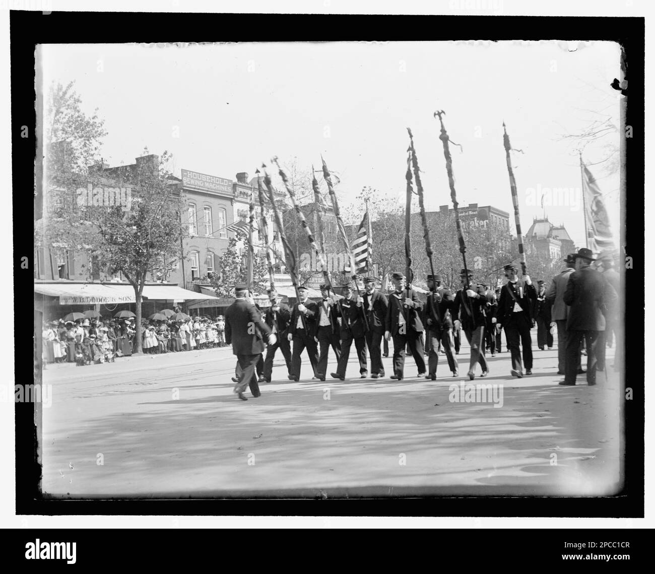 A post from Trenton, N.J., with tattered battle flags. The 36th National Encampment of the G.A.R, Wash, D.C. Oct. 5-11, 1902, no. 16. Grand Army of the Republic, National Encampment, (36th :, 1902 :, Washington, D.C.) , United States, History, Civil War, 1861-1865, Veterans, Commemorations, Washington (D.C.), 1900-1910, Military parades & ceremonies, Washington (D.C.), 1900-1910. Stock Photo