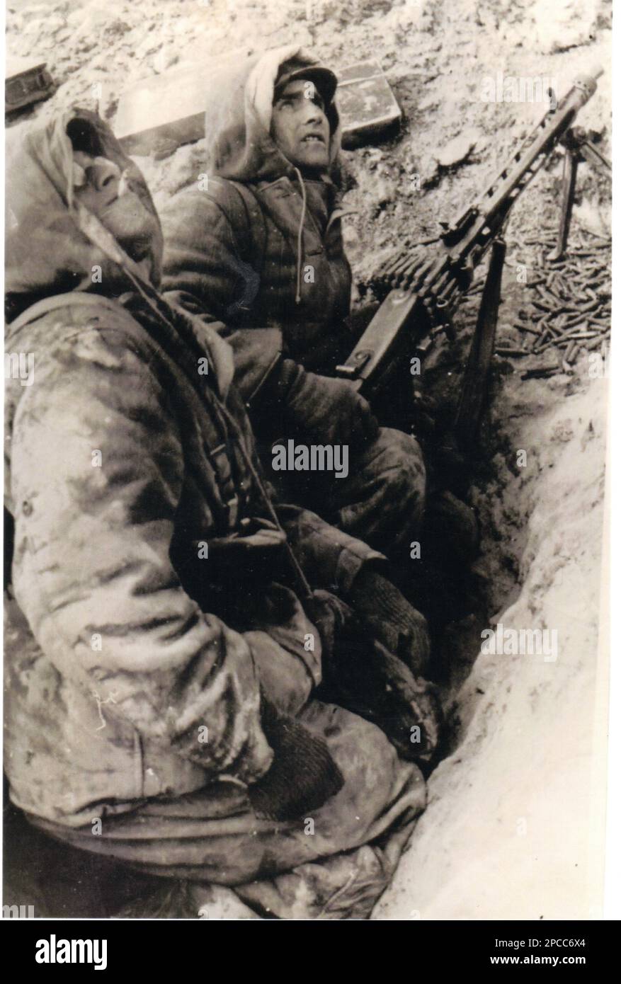 World War Two B&W photo German Soldiers with a MG42 Machine gun look to the sky during the Winter of 1943/44 Stock Photo