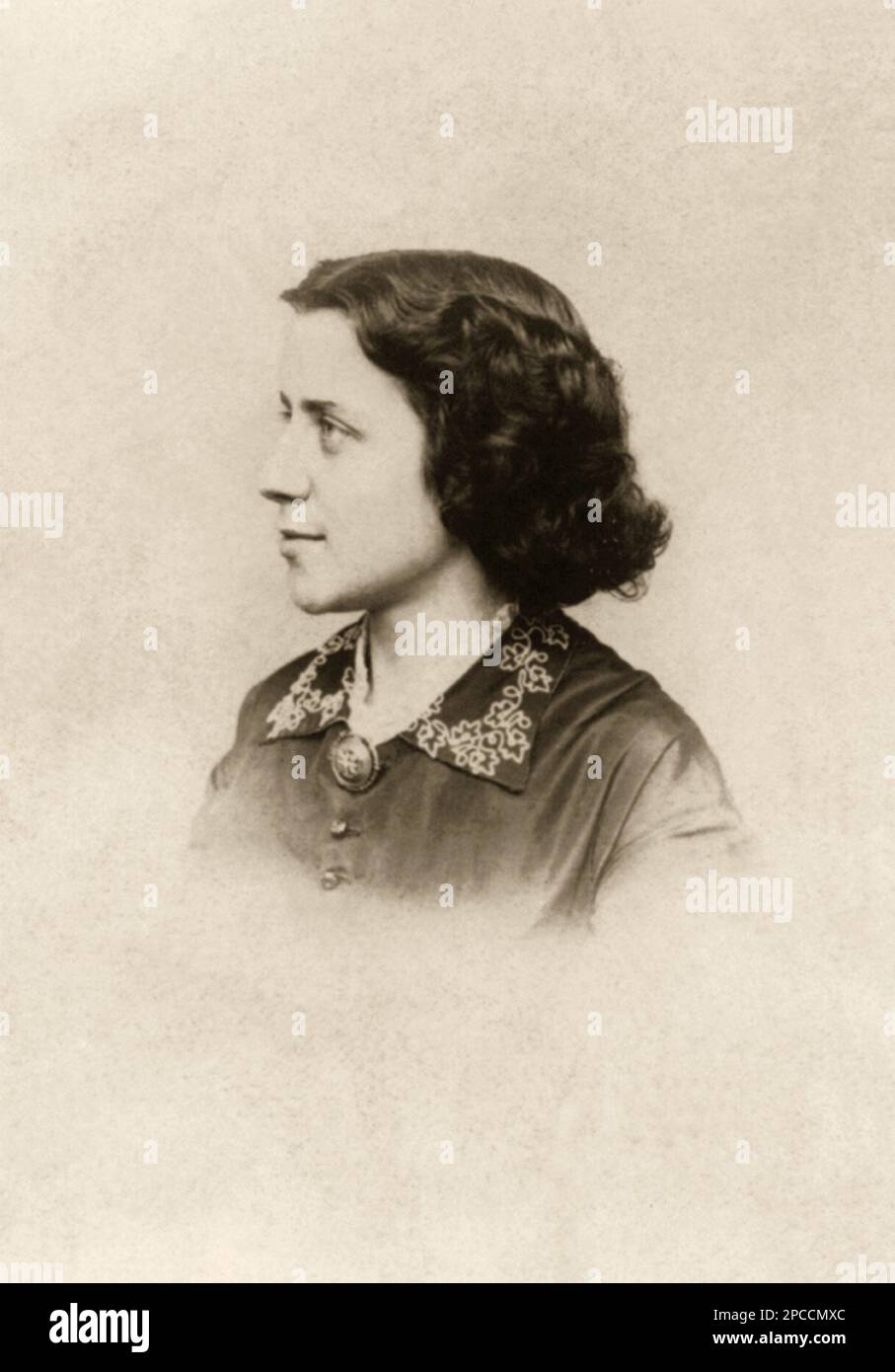 1861 ca , USA : The social reformer activist and leading figure of the early woman's movement  ANNA ELIZABETH DICKINSON ( 1842 - 1932 ). Photo by J.W. Hurn , Philadelphia   - SUFFRAGETTA - sufraggetta - Sufragist - POLITICO - POLITICIAN - POLITICA - POLITIC - FEMMINISMO - FEMMINISTA  - FEMMINISTE - SUFFRAGETTE - USA - ritratto - portrait  - FEMMINISM - FEMMINIST - SUFFRAGIO UNIVERSALE - VOTO POLITICO ALLE DONNE - FASHION - MODA  - OTTOCENTO - 800's - '800 - pin - spilla - lace - pizzo - profilo - profile ----  Archivio GBB Stock Photo
