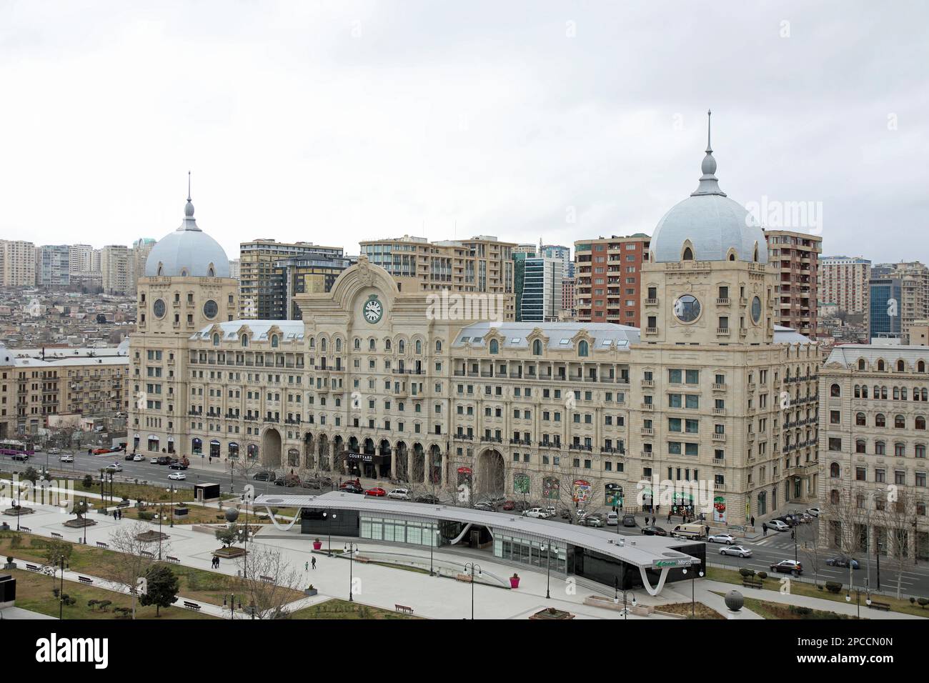 Winter Park and the Courtyard by Marriot Hotel in the Nasimi District of Baku Stock Photo
