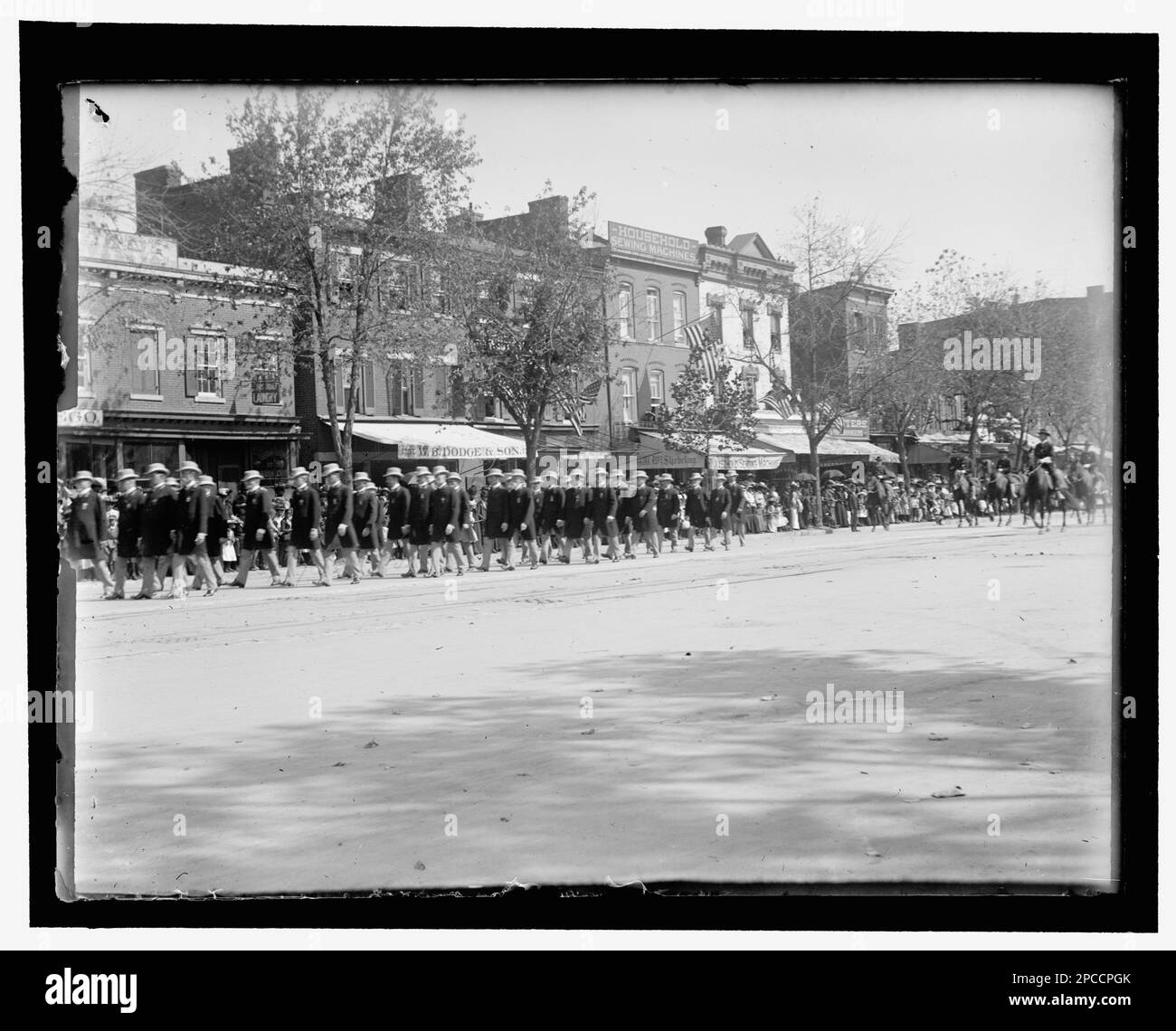 Rawlins Post of Minneapolis, Minn., which acted as escort to General Ell. Torrance, Comdr.-in-chief. Dressed in light overcoats & fedora hats. The 36th National Encampment of the G.A.R, Wash, D.C. Oct. 5-11, 1902, no. 10. Grand Army of the Republic, John A. Rawlins Post, No. 126 (Minneapolis, Minn.) , Grand Army of the Republic, National Encampment, (36th :, 1902 :, Washington, D.C.) , United States, History, Civil War, 1861-1865, Veterans, Commemorations, Washington (D.C.), 1900-1910, Military parades & ceremonies, Washington (D.C.), 1900-1910. Stock Photo
