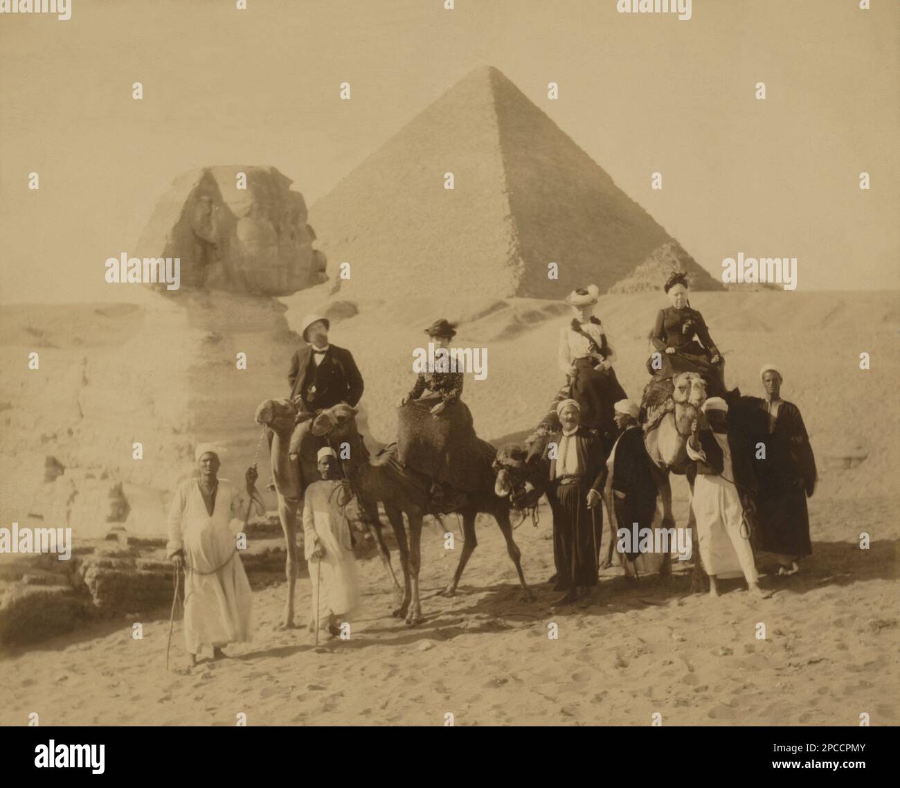 1890  ca. , GIZA , El CAIRO , EGYPT : Rich american tourists visiting The Great Pyramid of  Giza  and the Great Sphinx in Giza Necropolis  . Undentified photofrapher . - ANTICO EGITTO - GRANDE SFINGE - PIRAMIDE - PIRAMIDI -  FOTO STORICHE - HISTORY - GEOGRAFIA - GEOGRAPHY  - ARCHITETTURA - ARCHITECTURE - ARCHEOLOGIA - ARCHEOLOGY -  Pyramids - monumento -   - Scavi archeologici - Sito archeologico - TURISMO - TURISTI - TOURISTS - VIAGGIO - TRAVEL  ----  Archivio GBB Stock Photo