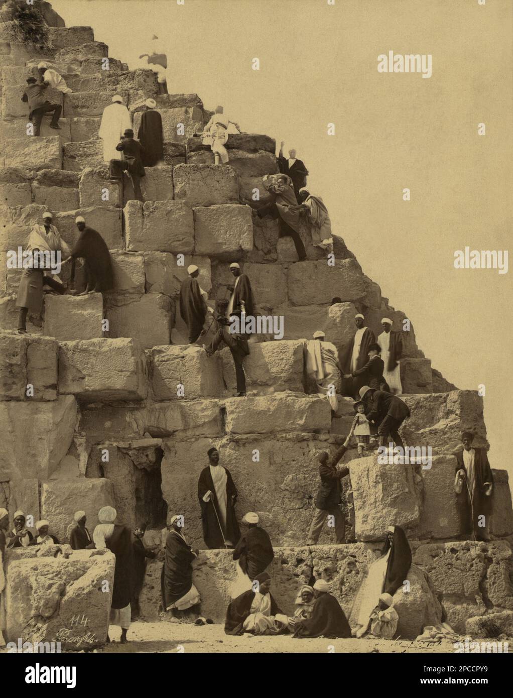 1890 ca. , GIZA , El CAIRO , EGYPT :  ' Ascension de la grande pyramide par un touriste ',  rich  tourists visiting The Great Pyramid  in Giza Necropolis . Photo by Maison Bonfils ( Beirut, Lebanon ) - ANTICO EGITTO - GRANDE PIRAMIDE - PIRAMIDI -  FOTO STORICHE - HISTORY - GEOGRAFIA - GEOGRAPHY  - ARCHITETTURA - ARCHITECTURE - ARCHEOLOGIA - ARCHEOLOGY -  Pyramids - monumento -   - Scavi archeologici - Sito archeologico - TURISMO - TURISTI - TOURISTS - VIAGGIO - TRAVEL  ----  Archivio GBB Stock Photo