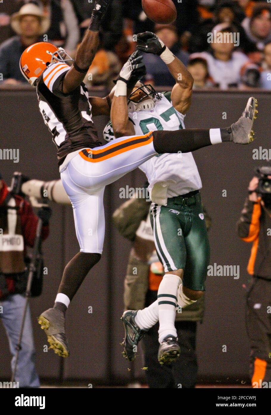 Cleveland Browns defensive back Daven Holly (39) scoops up a fumble and  returns it 40 yards for a touchdown after a fumble on a sack of Tampa Bay  Buccaneers quarterback Tim Rattay