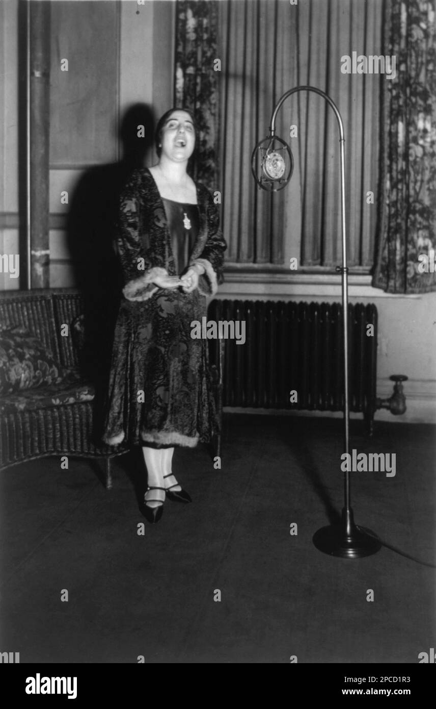 1926 , january , NEW YORK , USA : The italian Opera soprano singer DUSOLINA GIANNINI ( 1902 - 1986 ). Born in Philadelphia to Italian parents and studied with her father, Ferruccio Giannini,  who was a tenor and ran his own opera company.   - THEATER - TEATRO - OPERA - cantante lirica - classica - classical - collana - necklace  - microfono - microphone ----  Archivio GBB Stock Photo