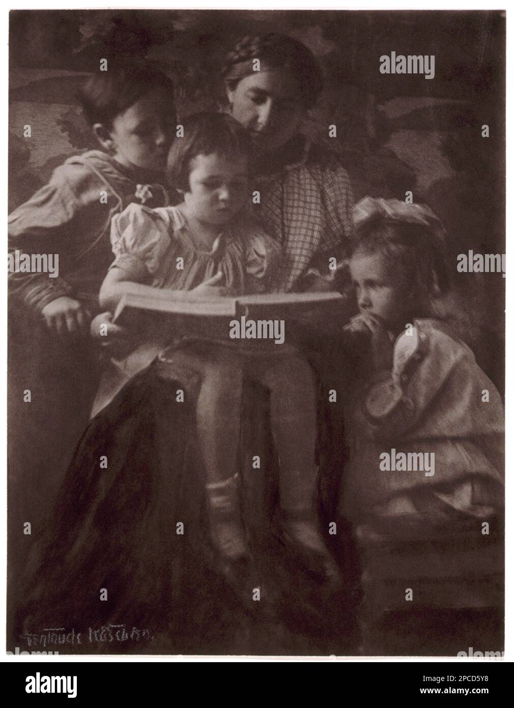 1900 ca , USA : Woman and children reading . Photo by woman photographer Gertrude Kasebier ( 1852 - 1934 ) , photographic print ,  gum bichromate  - foto storiche - foto storica  - book - libro - lettore - lettrice  - portrait - ritratto - BAMBINO - BAMBINA - BAMBINI - CHILDREN - CHILD - CHILDHOOD - INFANZIA - mamma e figli - MOTHER and sons - foto pittorialista - pictorialist photograph - CAMERA WORK -    ----  Archivio GBB Stock Photo