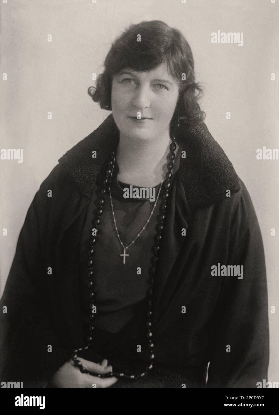 1924 , USA :  The Lady Agnes Lilian KINGSLEY WOOD , the USA born  Agnes Lilian FAWCETT ( died 1955 ),  wife of  british Sir  Howard  Kingsley Wood ; daughter of Henry Frederick Fawcett - foto storiche - foto storica   - portrait - ritratto - Nobiltà  - nobility - nobili  - nobile  - GRAND BRETAGNA  - jewellery - jewels - gioielli - gioiello - bijoux - eardrops - earrings  - cross - croce - crocifisso - crocefisso ----  Archivio GBB Stock Photo