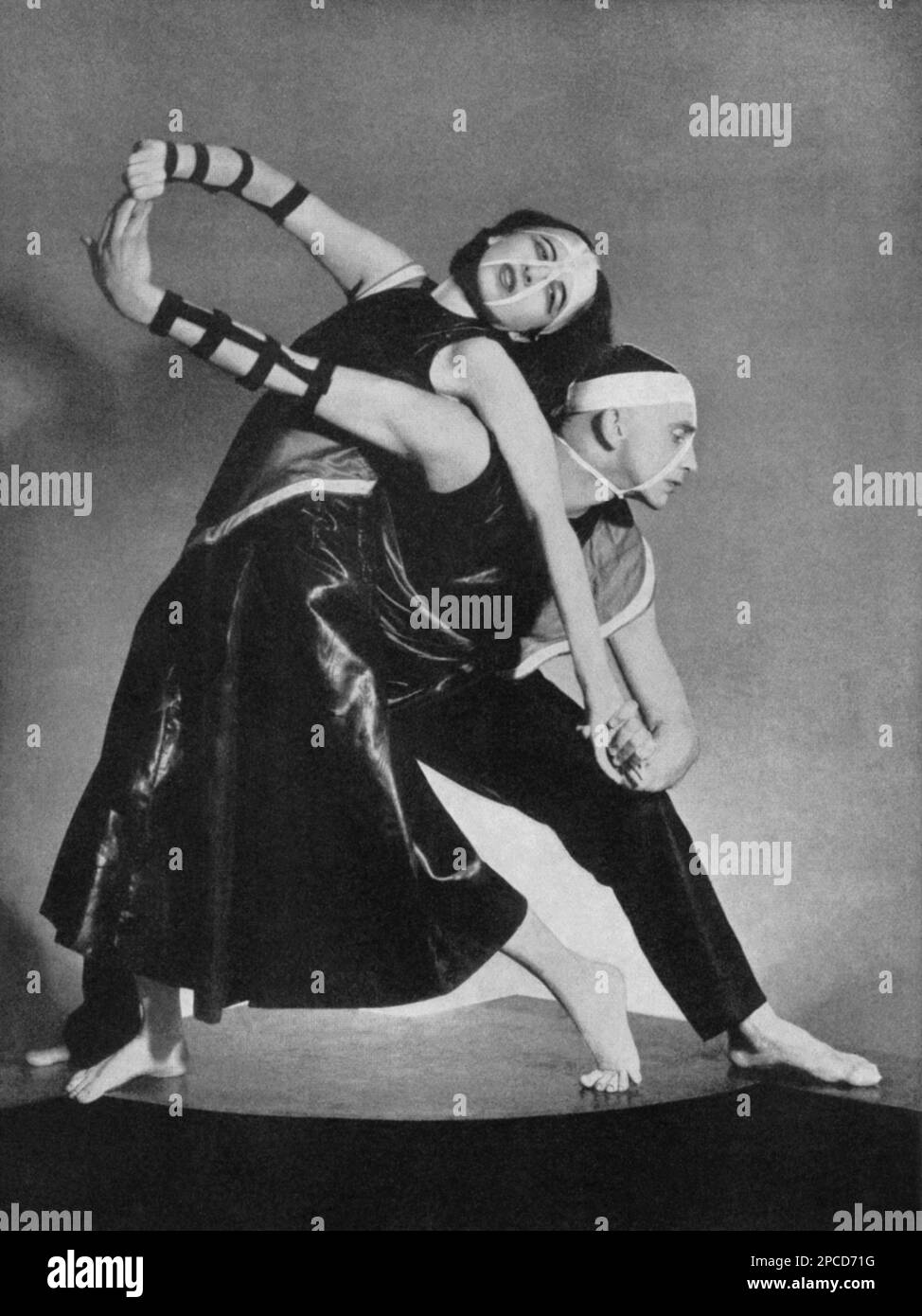 1935 ca , USA : The avantgarde german  dancer ,  choreographer and film actor HARALD KREUTZBERG ( 1902 in Reichenberg -  1968 in Gumligen , Bern ) with RUTH PAGE  in BACCHANAL , music by MALIPIERO . Photo by Seymour , Chicago .  MODERNISMO - ARTD DECO -   DANCE - DANZA - COREOGRAFO - COREOGRAPHY - COREOGRAFIA -  ballerino  - EURYTHMIC DANCE - avantgarde - DANZA - CINEMA - BALLETTO - TEATRO  - MAN DANCER  - AVANGUARDIA  - THEATER - THEATRE - moderno - MODERNISM - THEATRE - THEATER - TEATRO -  duo - ballerina - ART DECO - FUTURISMO - FUTURISTA  ----  Archivio GBB Stock Photo