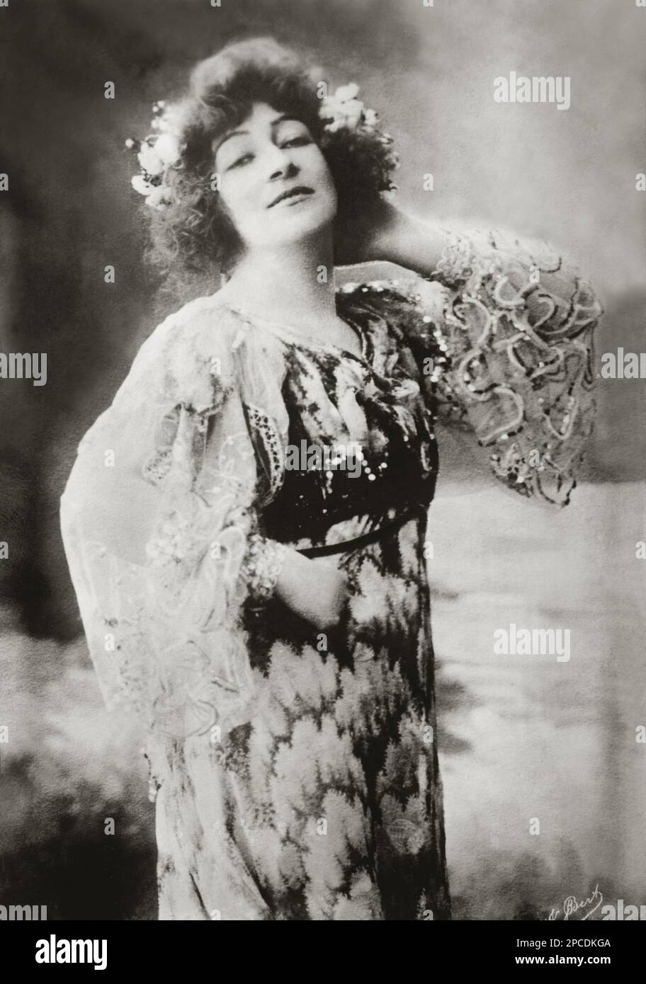 1900 ca, Paris , FRANCE : The celebrated french Opera singer soprano GEORGETTE LEBLANC ( 1875 - 1941 ). Was a French operatic soprano, actress, author, and the sister of novelist Maurice Leblanc (author of Arsene Lupin ). She became particularly associated with the works of Jules Massenet and was an admired interpreter of the title role in Bizet's Carmen . For many years Leblanc was the lover of Belgian playwright and writer Maurice Maeterlinck, and he wrote several parts for her within his stage plays.  - CANTANTE LIRICA - OPERA - MUSICA CLASSICA - classical - portrait - ritratto - OPERA LIRI Stock Photo