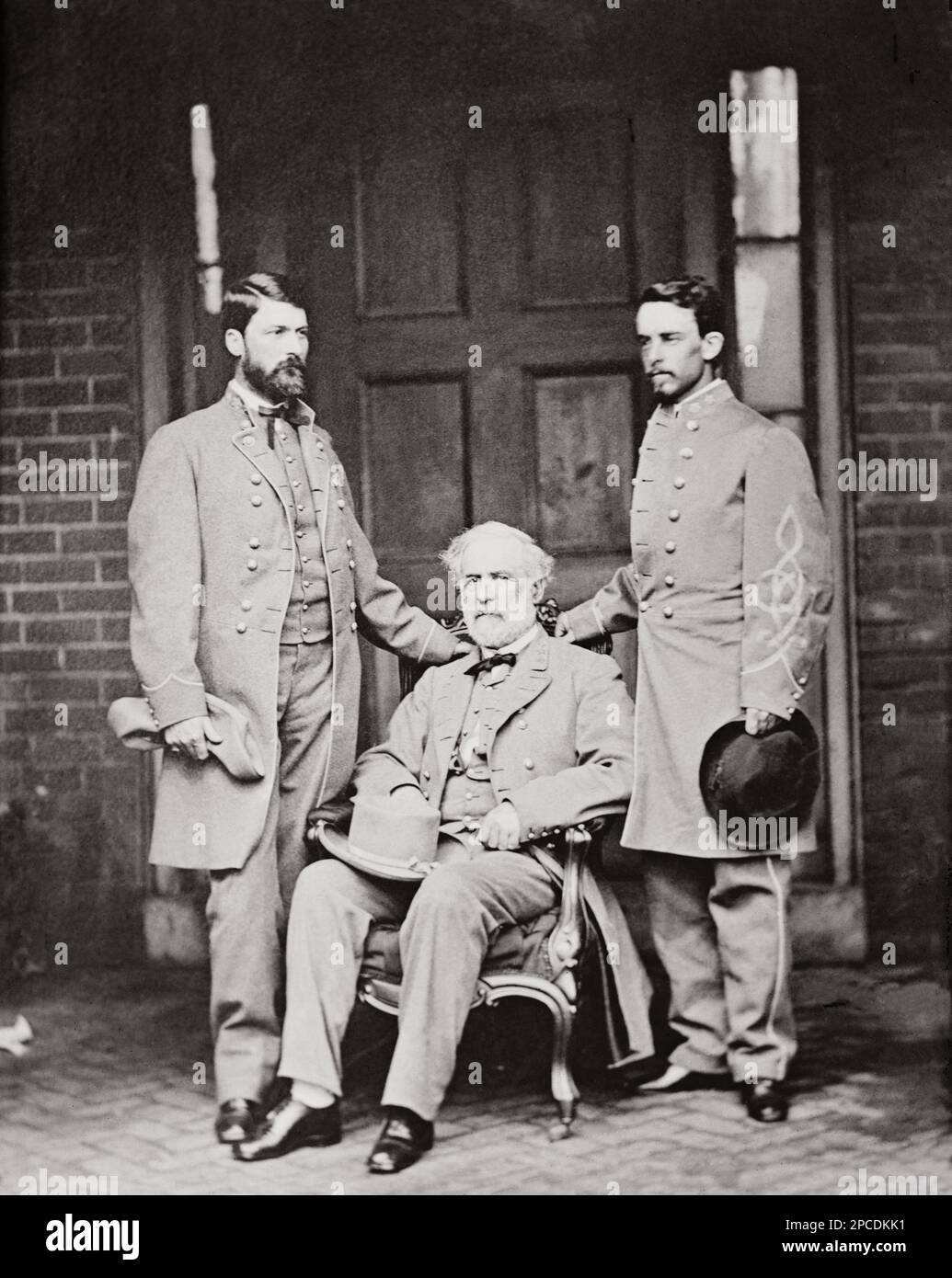 1860 ca , USA : The  General ROBERT E. LEE  ( 1807 - 1870 ) of Confederate Army with G.W.C. LEE and WALTER TAYLOR - SECESSION WAR  CIVIL - GUERRA CIVILE DI SECESSIONE AMERICANA  - cappello - hat -  Circus - uomo anziano vecchio - older man  - barba bianca - white beard  - profilo - profile - tie bow - papillon - cravatta -   - USA  - SUDISTA CONFEDERATO - CONFEDERATE ----  Archivio GBB Stock Photo