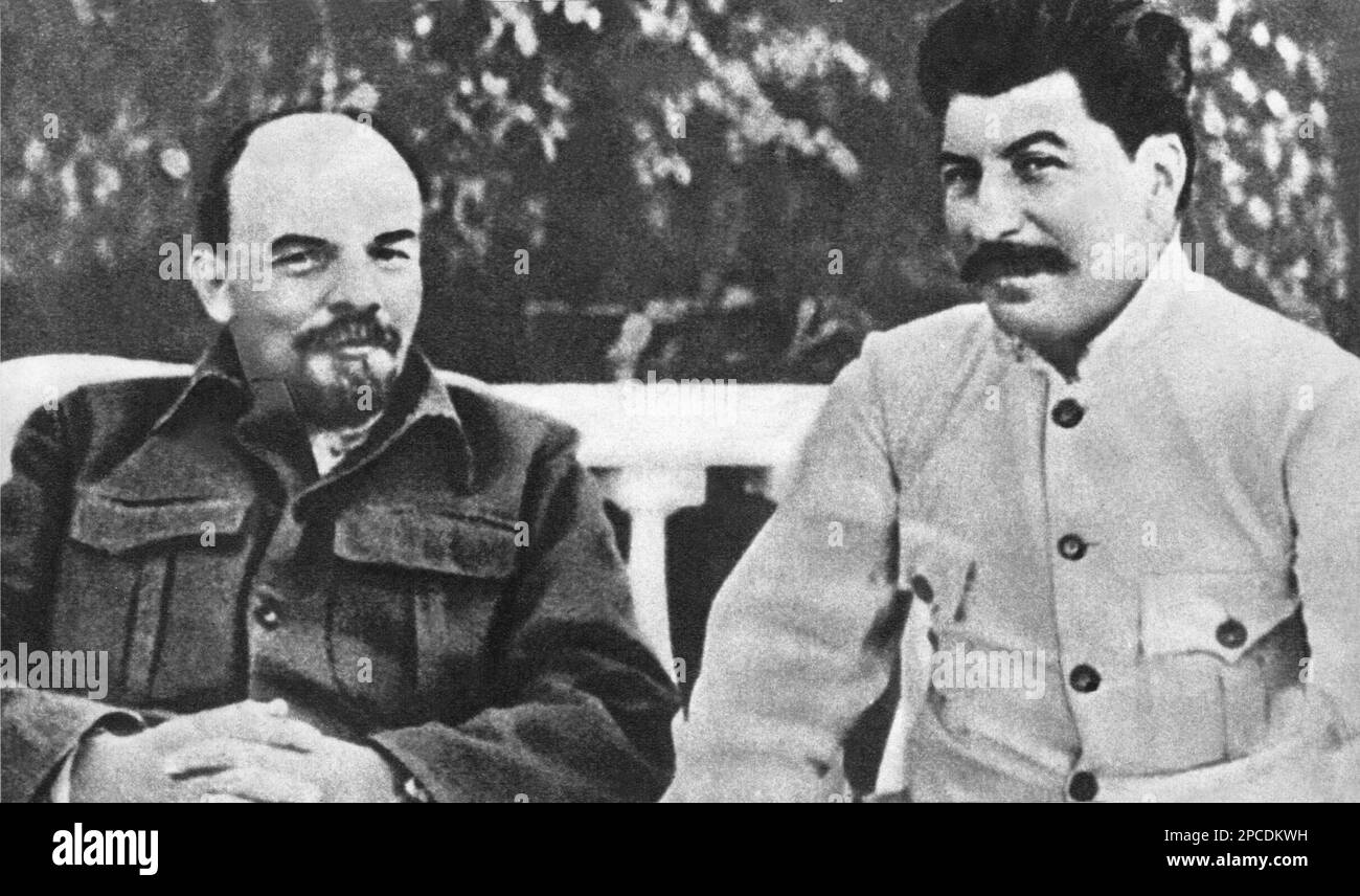 1920 ca :  The russian politician  Josif Visarionovic STALIN (from russian traslation The Steel - 1879 - 1953 )  with the rivolutionarian Nikolaj LENIN ( Vladimir Ilic Uljanov , 1870 - 1924 ) - portrait - ritratto - dittatore - dictator - baffi - moustache - POLITICO - POLITICA - POLITIC - SOCIALIST - SOCIALISMO - SOCIALISM  - COMUNISTA - COMUNISMO - COMMUNIST - COMMUNISM - foto storiche - foto storica - Khruchchev - Kruscioff - Krusciov -  Chruscev  - Khrushchev - Khrushchyov ----  Archivio GBB Stock Photo