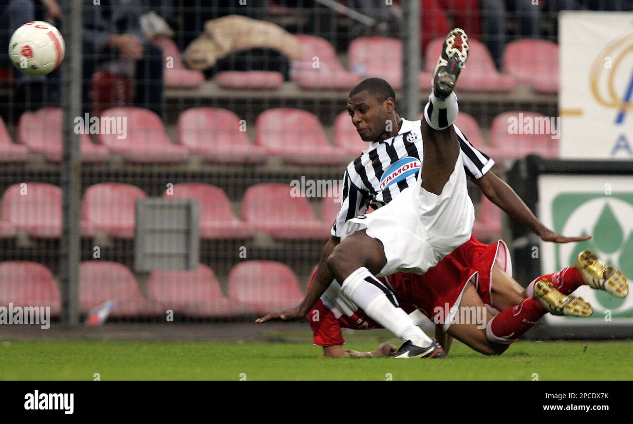 Juventus forward Marcelo Zalayeta, of Uruguay, center, jumps for the ball  as Verona's Vincenzo Italiano, left, and Marco Turati look on during an  Italian second division Serie B soccer match between Juventus