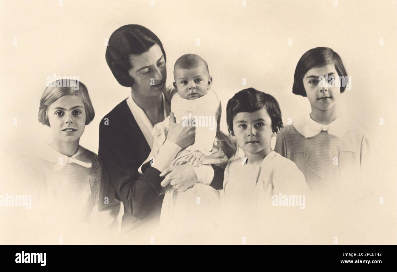 1934,  ROMA , ITALY : The italian princess  IOLANDA ( Jolanda -  1901 - 1986 )  , daughter of King of Italy VITTORIO EMANUELE III  di SAVOIA and Queen ELENA ( of Montenegro ). Photo by PETRI , Milano . Married April 9, 1923 in the Quirinal Palace in Rome  GIORGIO CALVI , Count of Bergolo ( 1887 - 1977 ). They had five children. Four (one dead in 1925, survived only for 6 days) are in this photo: Maria Ludovica  (born 1924 , married with Robert Gasche 1949), Vittoria Francesca (Torino 1927 - Garda 1985, married with  Guglielmo Guarienti conte di Brenzone, 1947), Guja Anna (born 1930 , married i Stock Photo