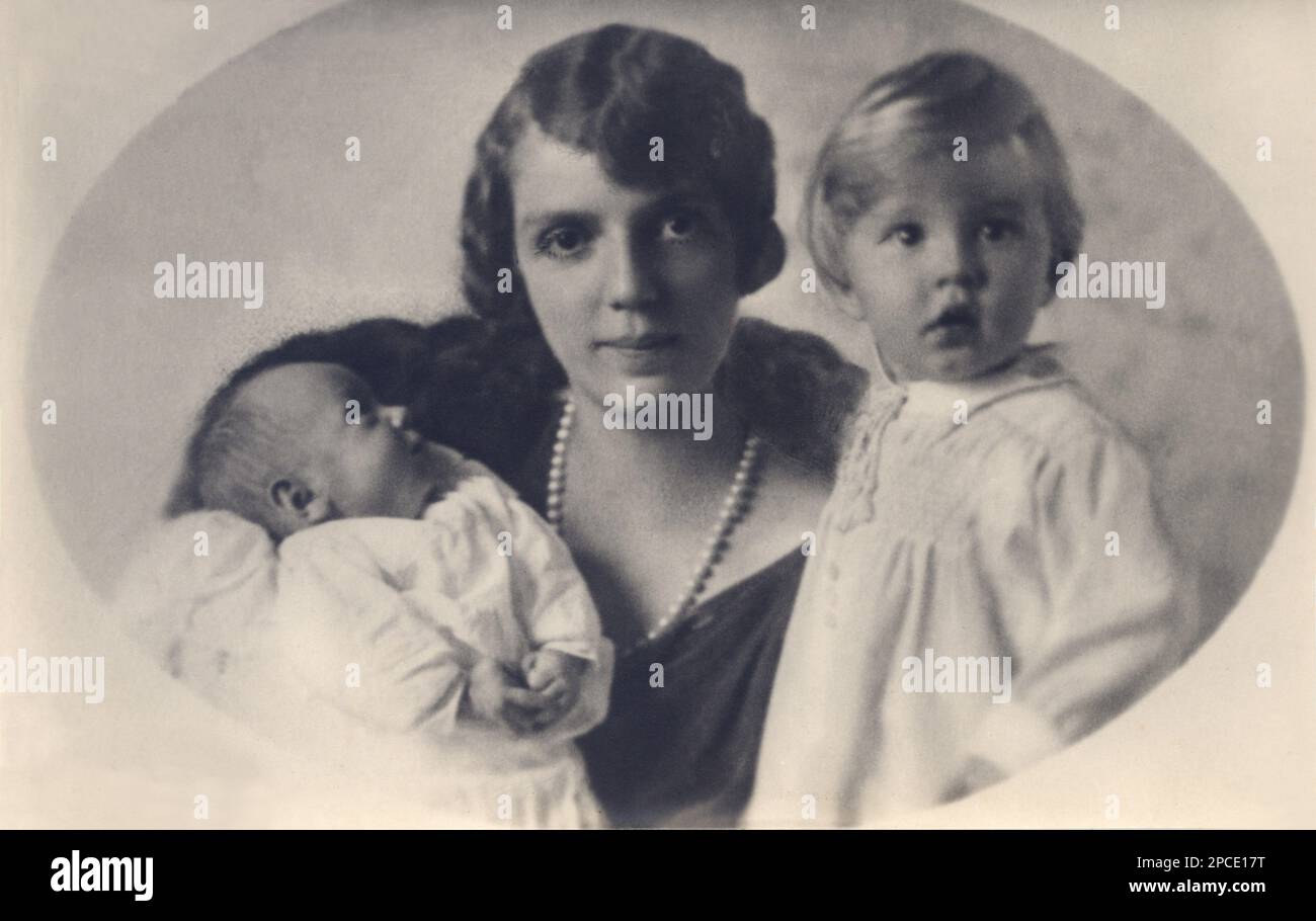 1927 ca , june, Roma , Italy  : The princess MAFALDA di SAVOIA ( 1902 - 1943 ) daughter of  King VITTORIO EMANUELE III and the Queen ELENA ( del Montenegro ) di Savoia. Married with german prince Philipp of HESSE Kassel ( Filippo d' ASSIA , 1896 - 1980 ). In this photo with his first 2 sons: MAURIZIO ( Racconigi  1926 , married in  1964 with german princess Tatjana di Sayn-Wittgenstein-Berleburgand ) and ENRICO ( Roma 1927 - Langen 1999 ) . Portrait by EVA BARRETT , Roma - RE - REGINA - CASA SAVOIA - ITALIA - REALI - Nobiltà ITALIANA - SAVOY - NOBILITY - ROYALTY - HISTORY - FOTO STORICHE - FAM Stock Photo