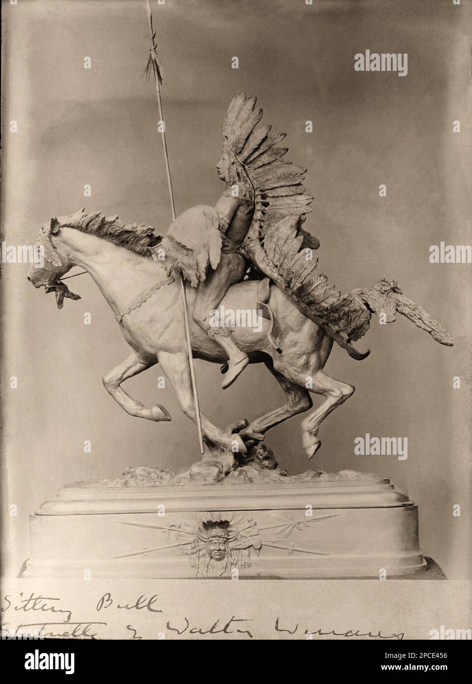 1880 ca , USA :  The indian Hunkpapa Lakota Sioux chief  SITTING BULL  ( 1831 ca - 1890 )  statuette by american sculptor WALTER WINANS  -  Buffalo Bill 's Wild West Show - Tatanka Lyotake - Epopea del Selvaggio WEST - NATIVE AMERICANS - INDIANO D' AMERICA - Indiani - TORO SEDUTO - piuma - feathers - piume - PORTRAIT - RITRATTO - HISTORY - FOTO STORICHE - SCULTORE - SCULTURA - SCULPTURE - HORSE - CAVALLO - STATUA - STATUE - ARTE - ARTS ----  Archivio GBB Stock Photo