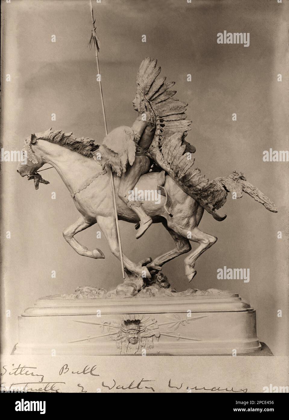 Sioux hunkpapa hi-res stock photography and images - Alamy