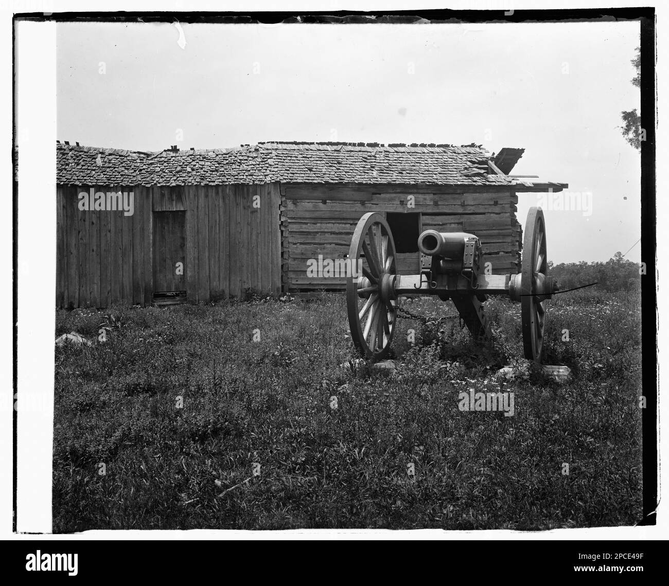 Cannon and cabin at Chickamauga and Chattanooga National Military Park
