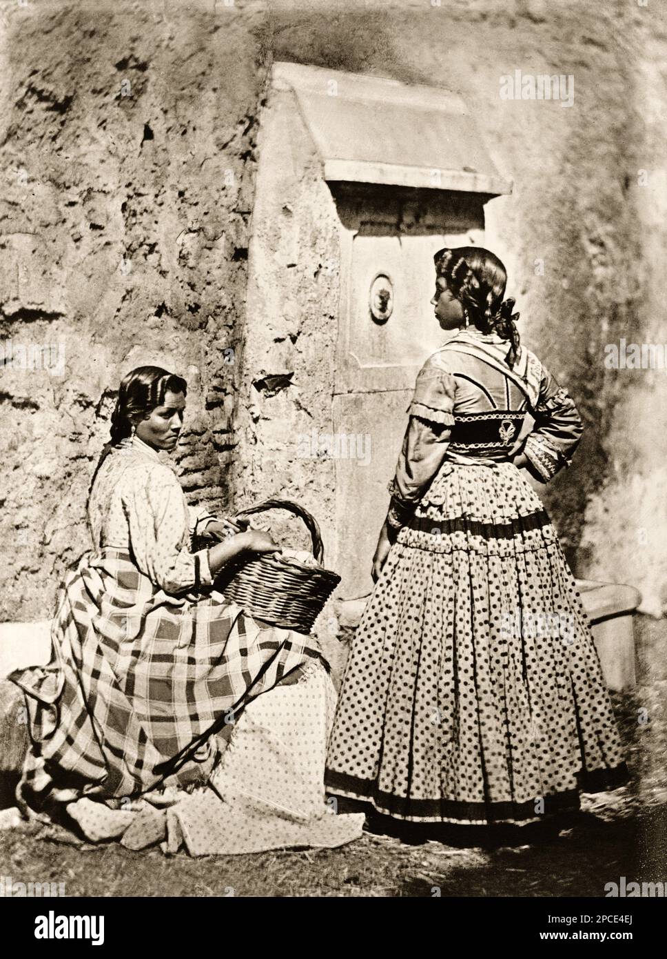 1880 ca,  GRANADA , SPAIN  : Popular GITANES gipsy women in folkloristic dress  . Photo by J. Laurent , Madrid -  SPAGNA  - FOTO STORICHE - HISTORY PHOTOS - FOLKLORE -    - GEOGRAFIA - GEOGRAPHY -  OTTOCENTO - XIX CENTURY - 800's - '800 - donna - donne in costume popolare - folkloristico - popolane  - zingari - zingare - zingara - gitana - gitani - gitane  - nomade - nomadi ----  Archivio GBB Stock Photo