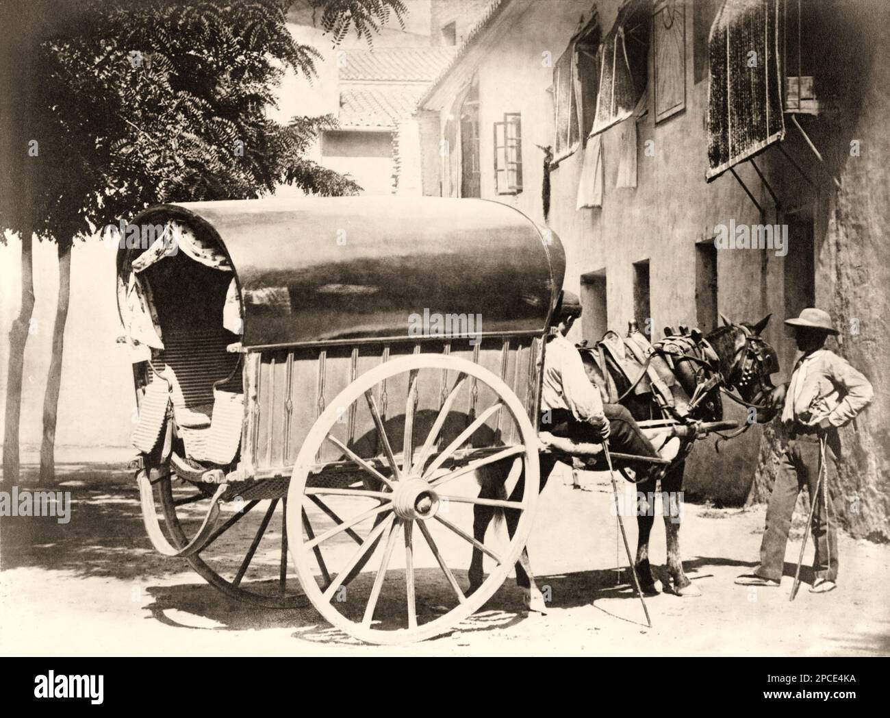 1880 ca,  VALENCIA, SPAIN  : La Tartana . Spanish covered wagon  . Photo by J. Laurent , Madrid -  SPAGNA  - FOTO STORICHE - HISTORY PHOTOS - FOLKLORE -    - GEOGRAFIA - GEOGRAPHY - OTTOCENTO - XIX CENTURY - 800's - '800 -  carro - cavallo - horse  ----  Archivio GBB Stock Photo
