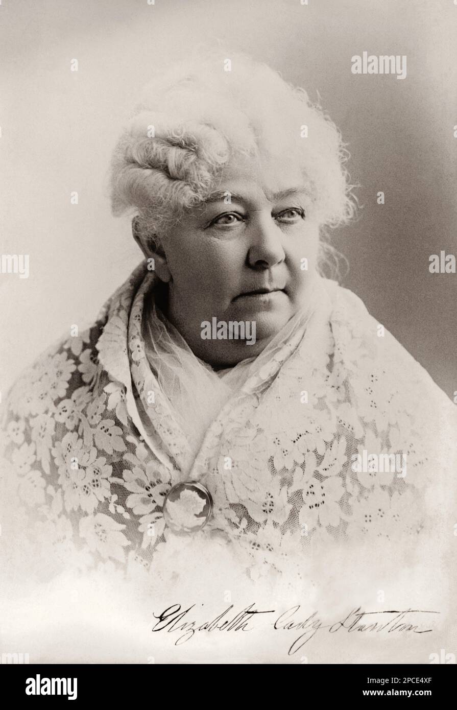 1895 ca , USA : The social activist abolitionist, and leading figure of the early woman's movement ELIZABETH CADY STANTON ( 1815 - 1902 ) . - SUFFRAGETTA - sufraggetta - Sufragist - POLITICO - POLITICIAN - POLITICA - POLITIC - FEMMINISMO - FEMMINISTA  - FEMMINISTE - SUFFRAGETTE - USA - ritratto - portrait  - FEMMINISM - FEMMINIST - SUFFRAGIO UNIVERSALE - VOTO POLITICO ALLE DONNE - FASHION - MODA  - OTTOCENTO - 800's - '800 - donna anziana vecchia - ancient old woman - lace - pizzo - cameo - white hair - capelli bianchi - autograph - autografo - firma - signature ----  Archivio GBB Stock Photo