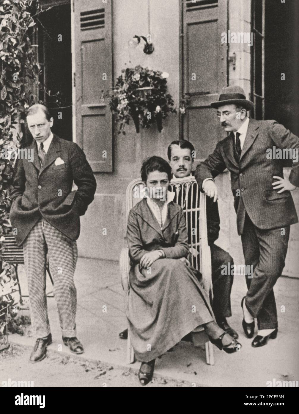 1915 , Lausanne , Switzerland : The russian music composer IGOR STRAVINSKY ( 1882 - 1971 ) with RUZHENA KHVOSHCHINSKAIA ( the wife of russian attaché at Russian Embassy in Rome , Italy ), SERGEI DIAGHILEV and the painter artist LEON BAKST . Expecially celebrated for his  ballets of early 1910's  FIREBIRD ( L'uccello di fuoco ), PETROUCHKA ( Petruska ) and THE RITE OF SPRINGS ( La saga della primavera ) . - BALLETS RUSSES  - Diagilev - Diagjlev - COMPOSITORE - OPERA LIRICA - CLASSICA - CLASSICAL - PORTRAIT - RITRATTO - MUSICISTA - MUSICA  - collar - colletto  - CRAVATTA - TIE - baffi - moustach Stock Photo