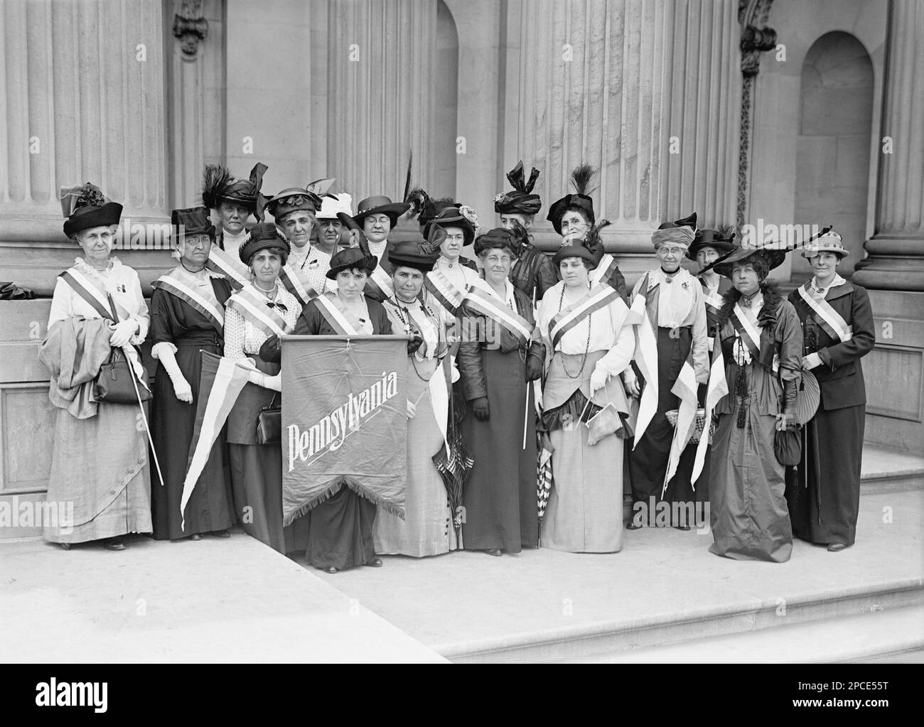 1917 , Washington , USA :  Photo shows women suffrage   PENNSYLVANIA pickets . Photo by Harris and Ewing -SUFFRAGETTE - SUFFRAGETTA - sufraggetta - Sufragist - POLITICO - POLITICIAN - POLITICA - POLITIC - FEMMINISMO - FEMMINISTA  - FEMMINISTE - SUFFRAGETTE - USA - ritratto - portrait -  FLAG - BANDIERA -  STATI UNITI d' AMERICA - FEMMINISM - FEMMINIST - SUFFRAGIO UNIVERSALE - VOTO POLITICO ALLE DONNE - hat - cappello  - FASHION - MODA  - - FOTO DI GRUPPO -  PER LA DIFESA DEI DIRITTI DELLE DONNE - picchetto - picchettaggio  - ANNI DIECI - '10 - 10's ----  Archivio GBB Stock Photo