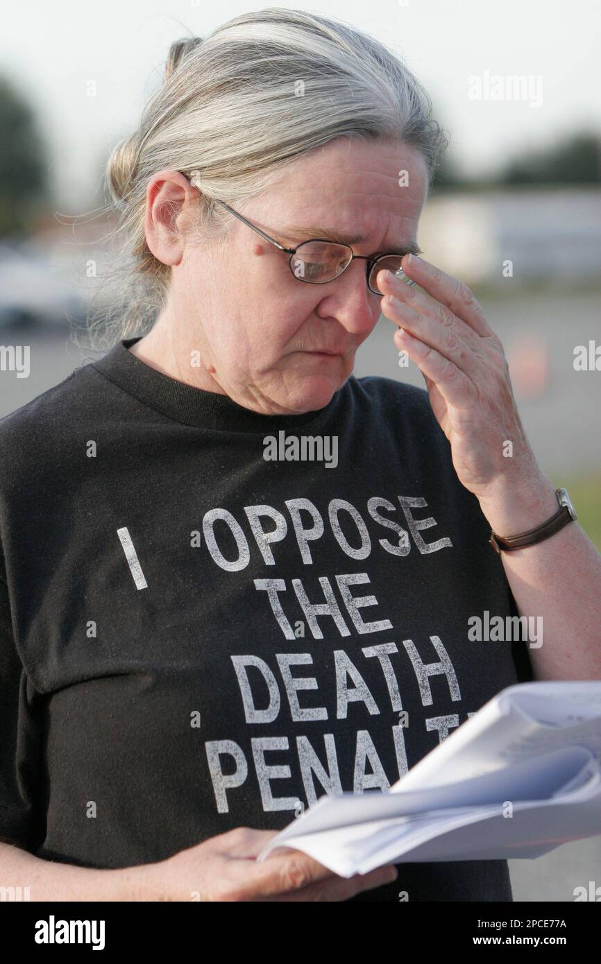 Death penalty opponent Sheila O'Flaherty prays with other opponents on