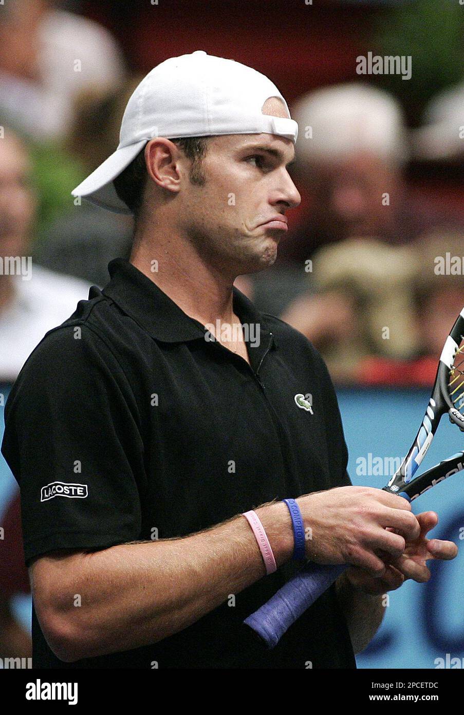 U.S. player Andy Roddick reacts during the match against Austria's Juergen  Melzer at the ATP BA-CA tennis trophy in Vienna, Friday, Oct. 13, 2006. (AP  Photo/Hans Punz Stock Photo - Alamy