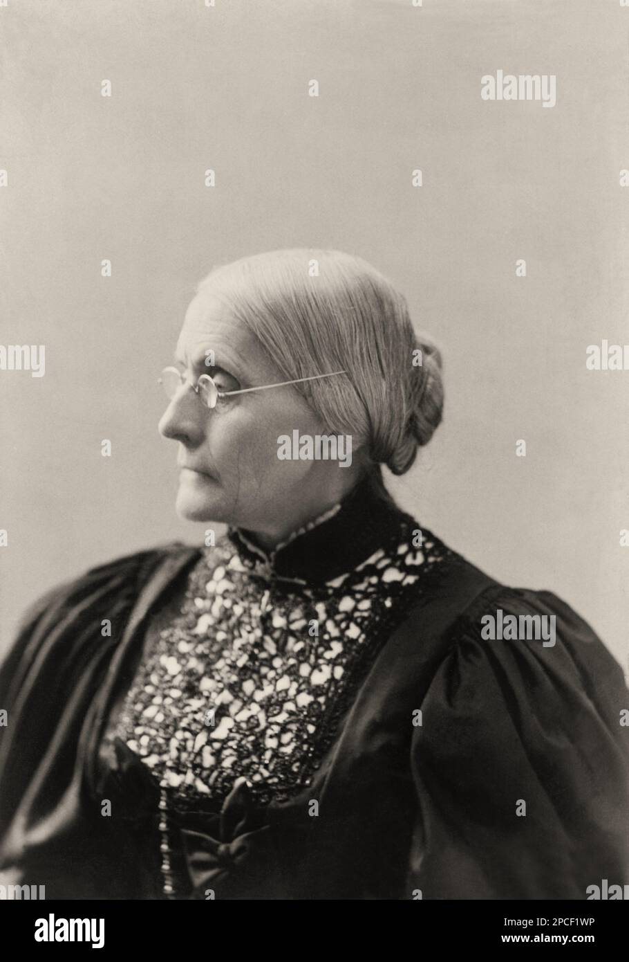 1895 ca , USA : The social activist abolitionist, and leading figure of the early woman's movement  SUSAN B. ANTHONY ( Susan Brownell , 1820 - 1906 ). Photo by Mrs. L. Condon  - SUFFRAGETTA - sufraggetta - Sufragist - POLITICO - POLITICIAN - POLITICA - POLITIC - FEMMINISMO - FEMMINISTA  - FEMMINISTE - SUFFRAGETTE - USA - ritratto - portrait  - FEMMINISM - FEMMINIST - SUFFRAGIO UNIVERSALE - VOTO POLITICO ALLE DONNE - FASHION - MODA  - OTTOCENTO - 800's - '800 - donna anziana vecchia - ancient old woman - lace - pizzo - profilo - profile - chignon - lens - occhiali da vista -----  Archivio GBB Stock Photo