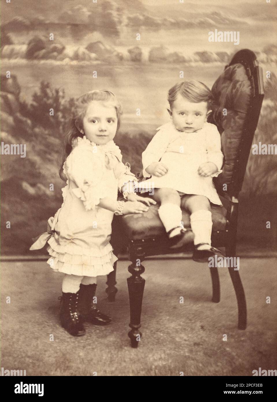 1895 ca, Parma , ITALY   : Brother and sister , sons from the Valenti family in Langhirano , Parma .  Photo by Francesco Spada , Parma -  FOTO STORICHE - HISTORY PHOTOS  -    - child  - bambina - bambine - BAMBINO - BAMBINI - CHILDREN - BABY - pizzo - lace -  sorella - fratello  - FRATELLI -  INFANZIA -  OTTOCENTO - 800's - '800 - FASHION - MODA - ITALIA   -----  Archivio GBB Stock Photo