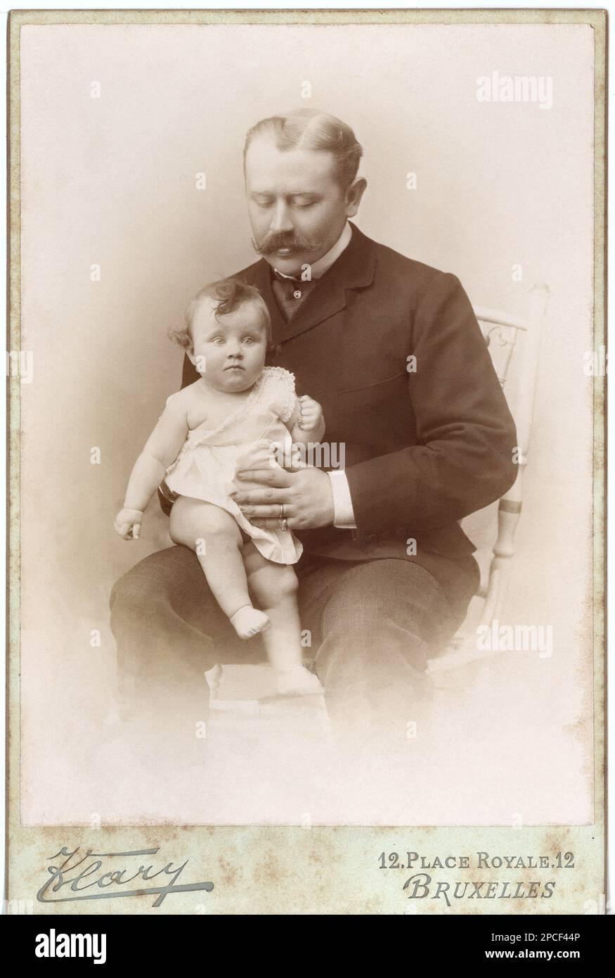 1885 ca , BRUXELLES , BELGIUM : A little boy with  his father. Photo by Klary , Bruxelles . Undentified subjects names . This photo came from the album of the family of french baron Ernest De La Grange ( 1854 - 1899 ) and his wife baronesse Clementine de Chaumont-Quitry ( 1863 - 1944 )  - PORTRAIT - RITRATTO -  PADRE E FIGLIO - PAPA'  - FOTO STORICHE - HISTORY PHOTOS -   - BAMBINO - BAMBINI - CHILD - bebe' - BABY - CHILDREN - BOTTOCENTO - 800's - '800 - FASHION - MODA - tie - cravatta - baffi - moustache  - FAMIGLIA - FAMILY - INFANZIA - CHILHOOD - FIGLIO - SON  - nobili -  Nobiltà  - nobility Stock Photo